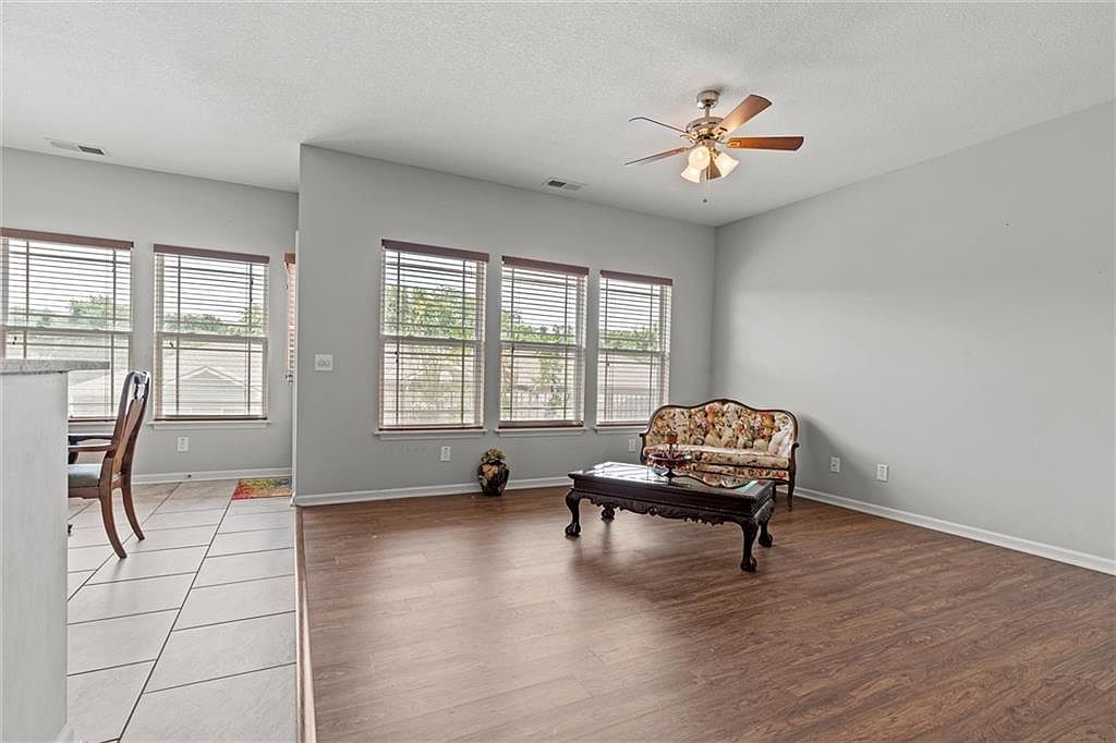 4732 S UNION Avenue — photo 11