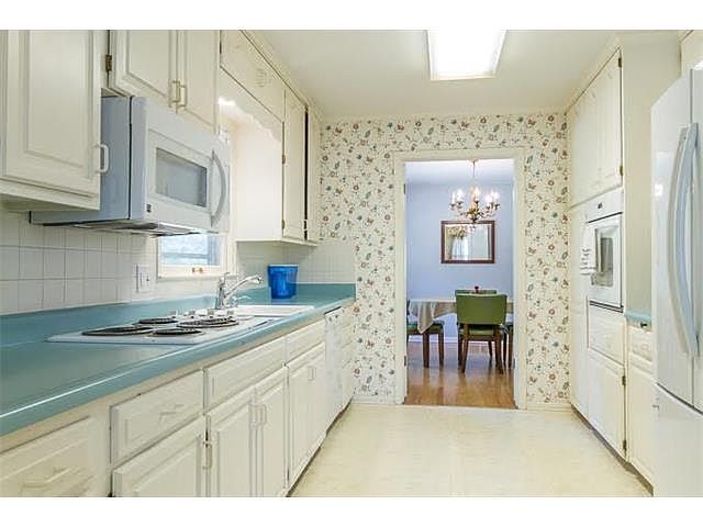 512 E 106th Terrace — photo 18