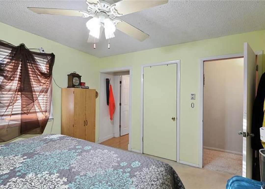 526 S Locust Street — photo 7