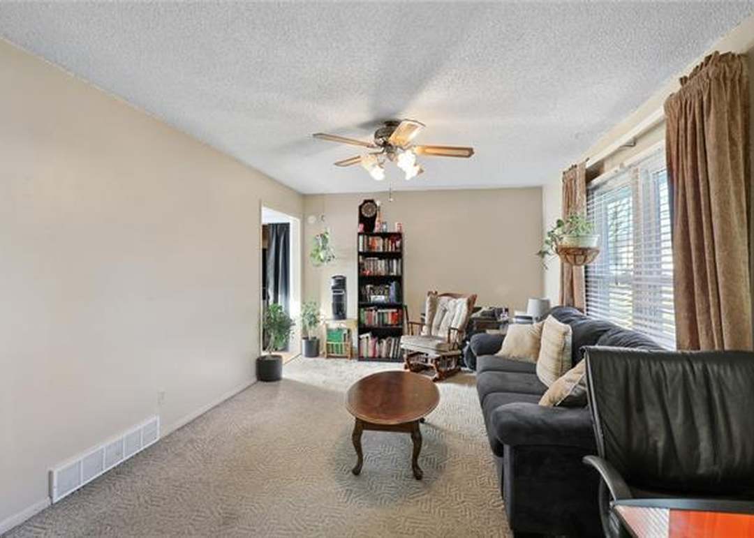 526 S Locust Street — photo 10