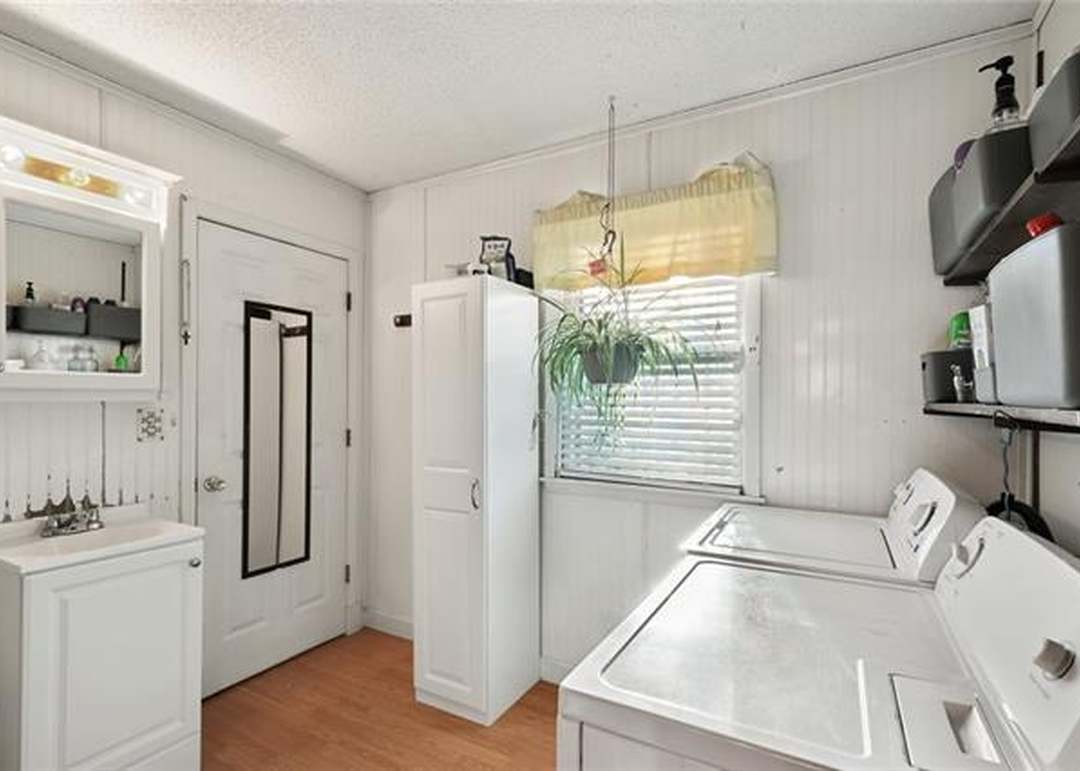 526 S Locust Street — photo 14
