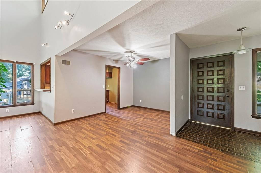 527 Lancelot Drive — photo 5