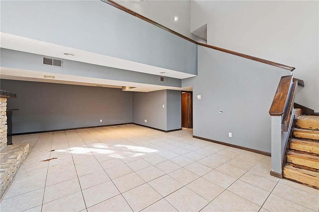 527 Lancelot Drive — photo 9