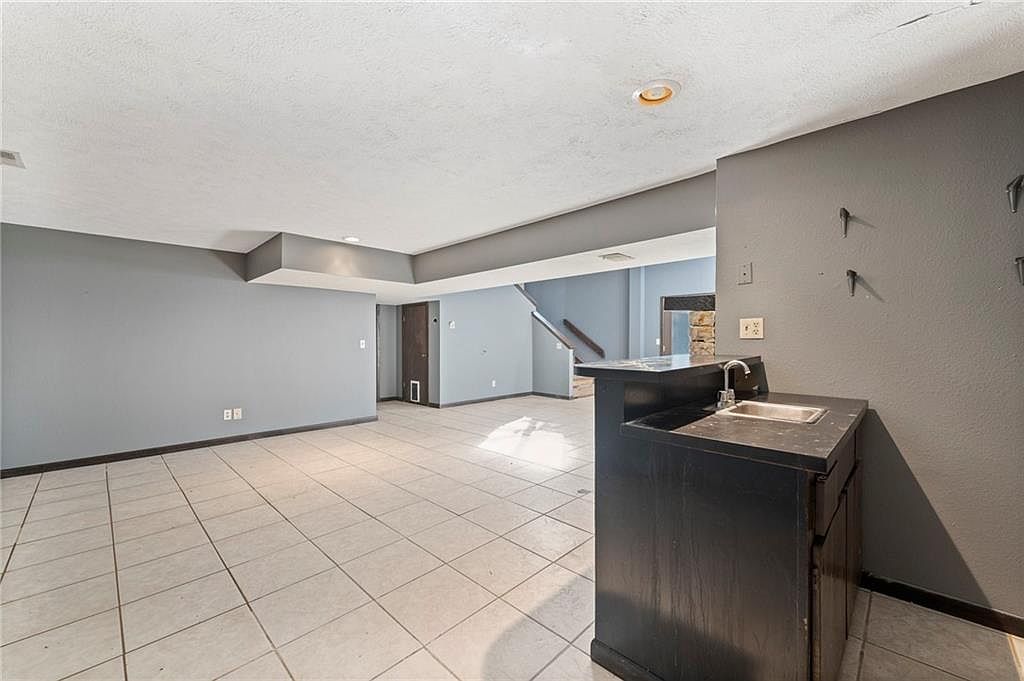 527 Lancelot Drive — photo 32