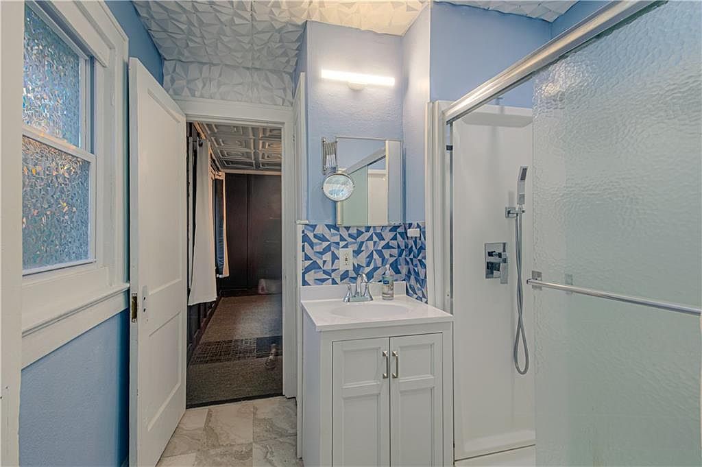 5923 Walrond Avenue — photo 20