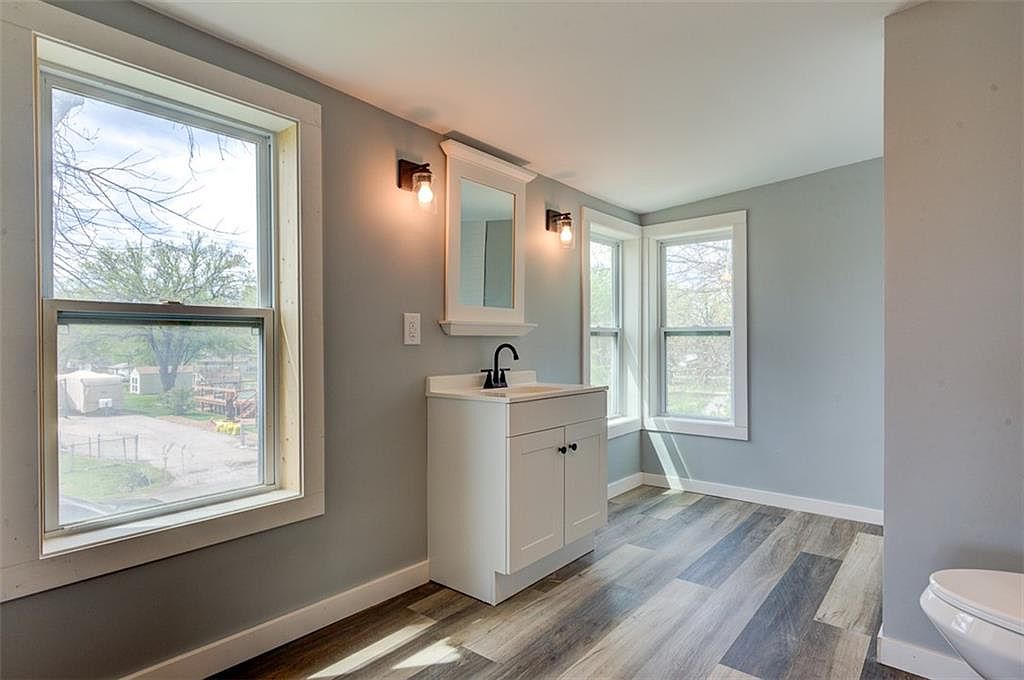 611 E 8th Street — photo 19