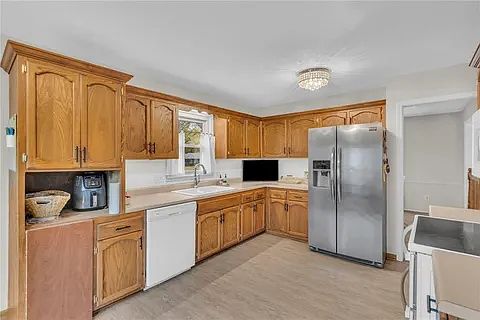 6131 Greenwood Street — photo 28