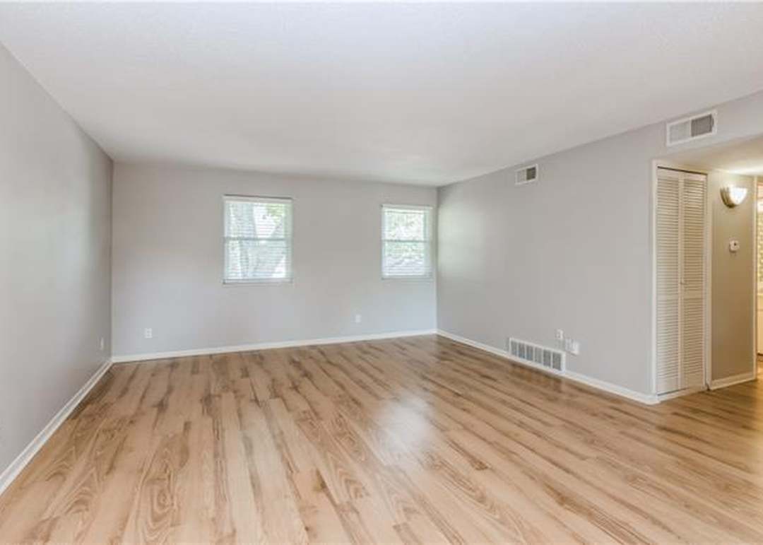 6218 Robinson Street — photo 8