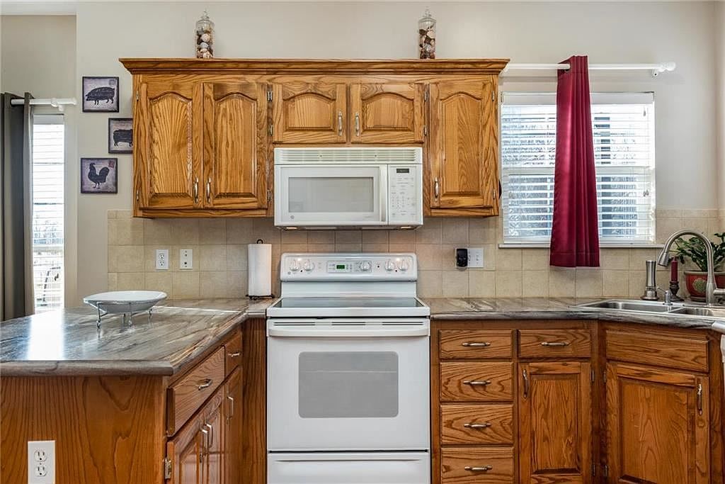 629 E Dogwood Street — photo 9