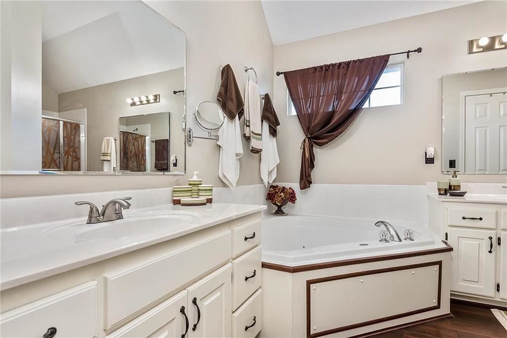 629 E Dogwood Street — photo 16