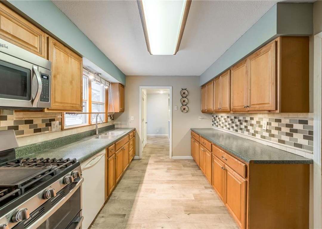 6512 Valley View Drive — photo 2