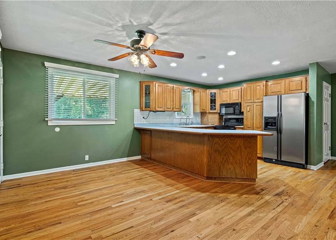 6900 Parallel Parkway — photo 10