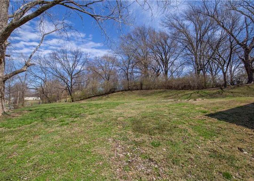 7008 Sloan Avenue — photo 32