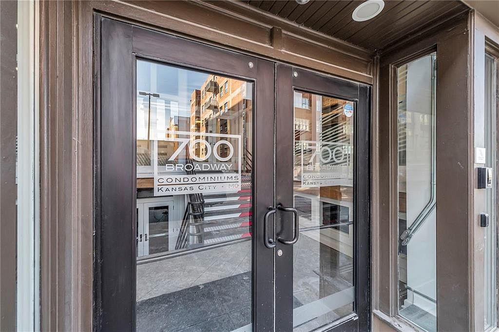 706 BROADWAY BOULEVARD — photo 26