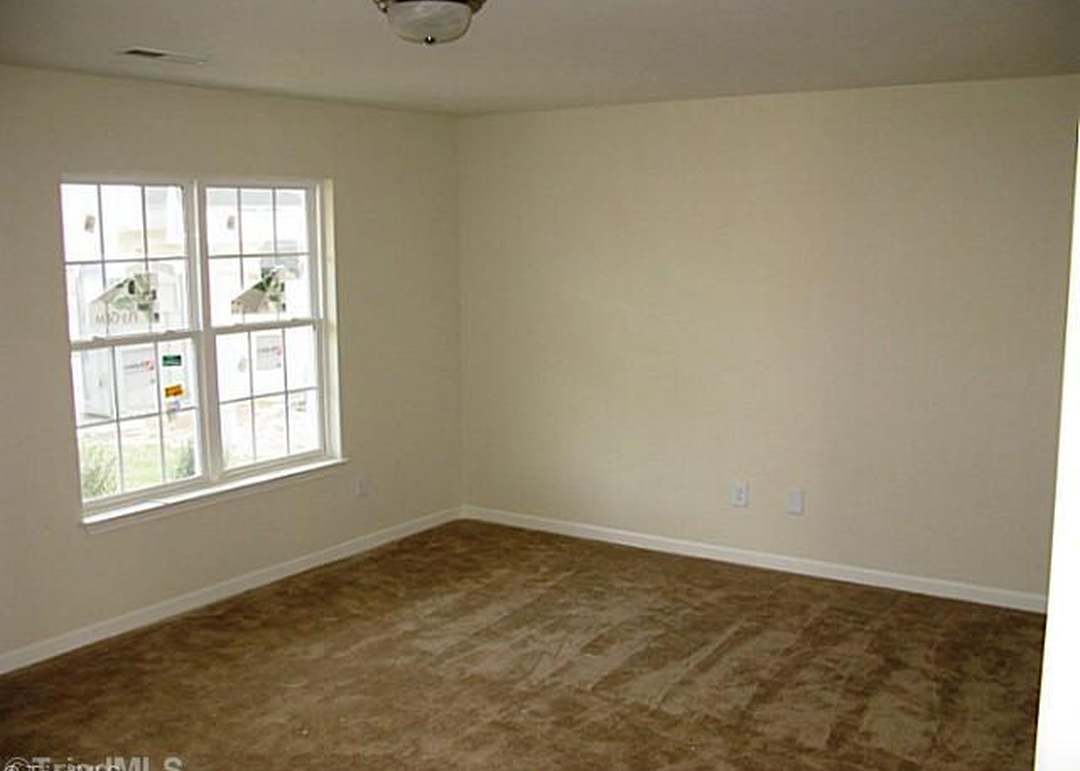 711 Bentley Dr — photo 2
