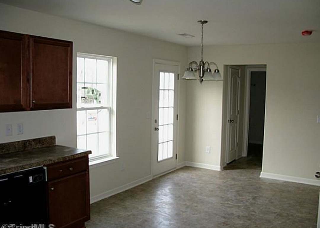 711 Bentley Dr — photo 4