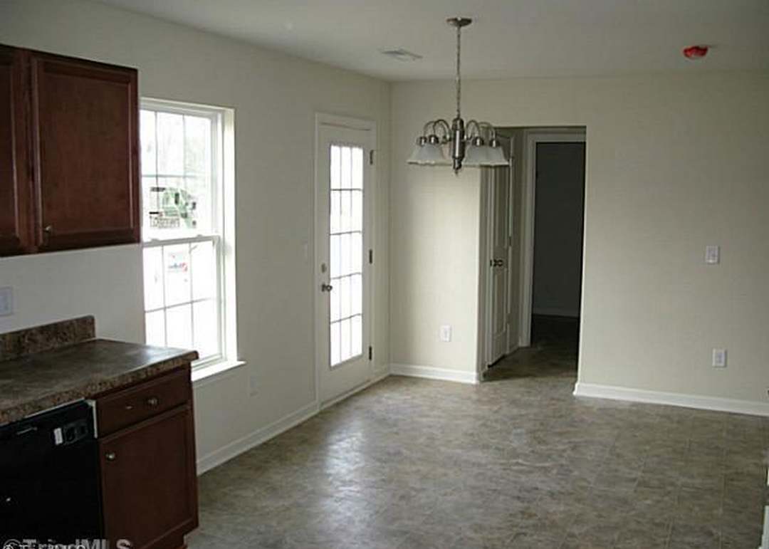 711 Bentley Dr — photo 10