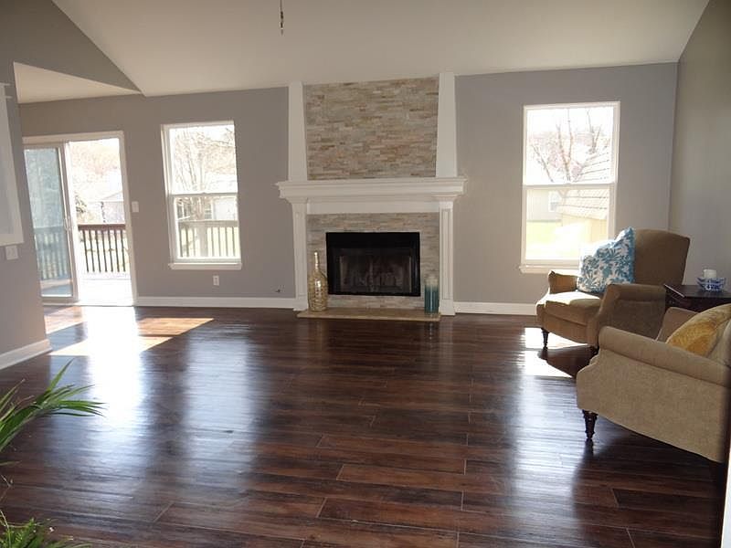711 Graystone Drive — photo 2