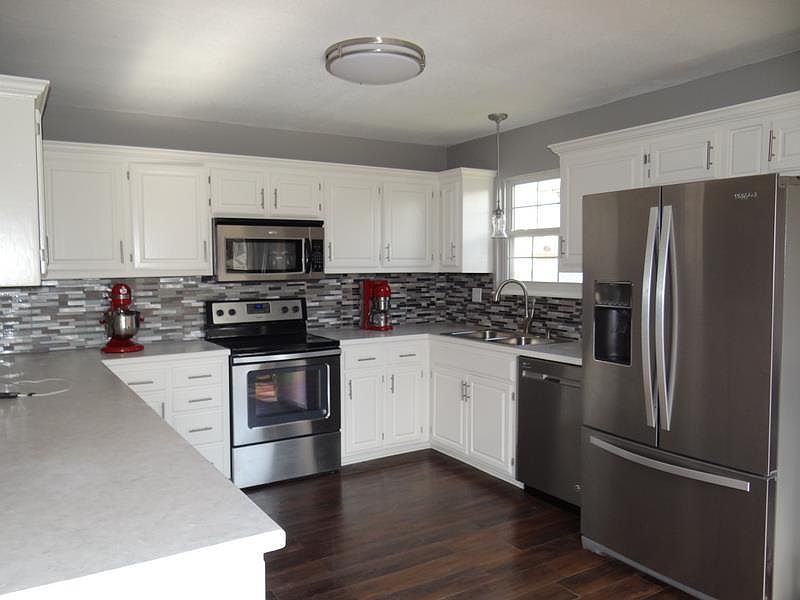711 Graystone Drive — photo 3