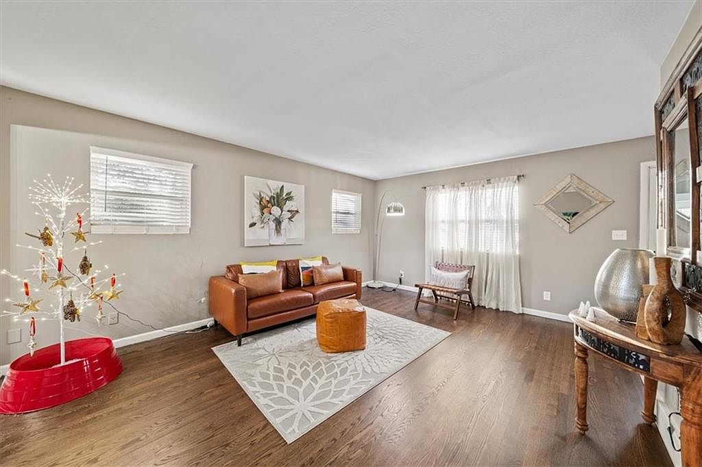 726 S Ridgeview Road — photo 3