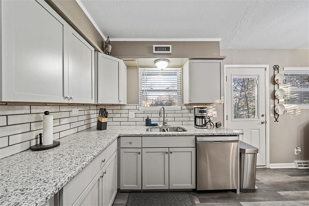 726 S Ridgeview Road — photo 8