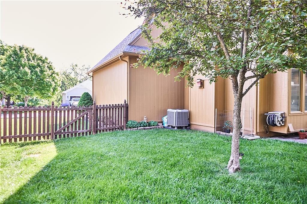 7430 N Sycamore Avenue — photo 61