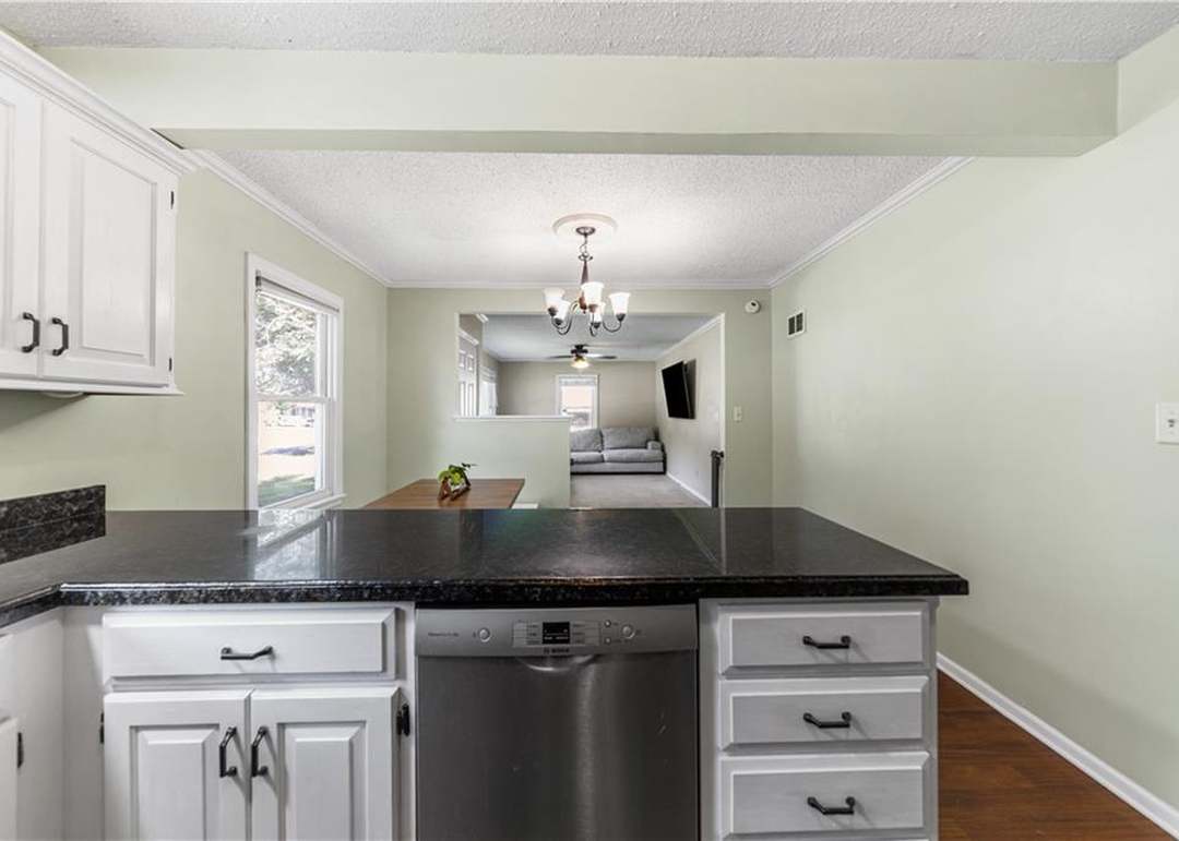 7606 W 66th Terrace — photo 4