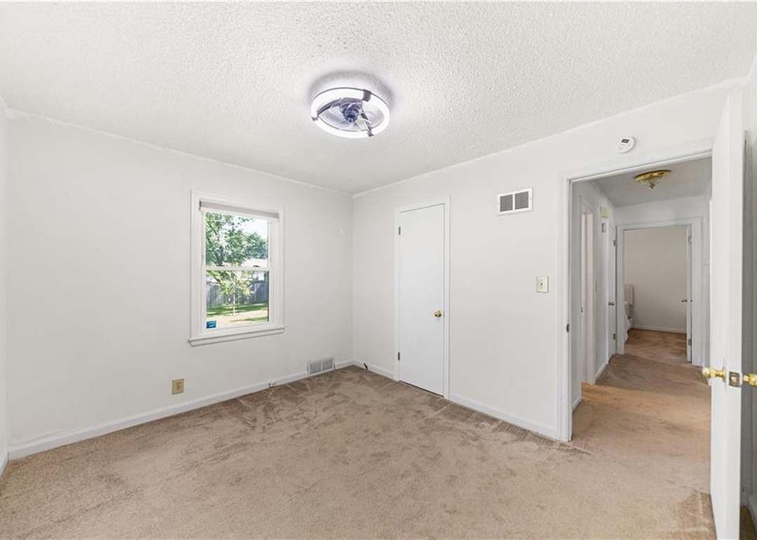 7606 W 66th Terrace — photo 5