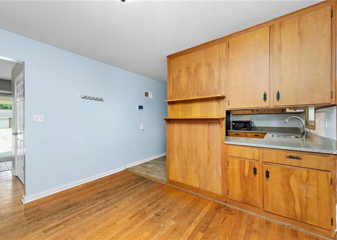 802 NE 60th Terrace — photo 2