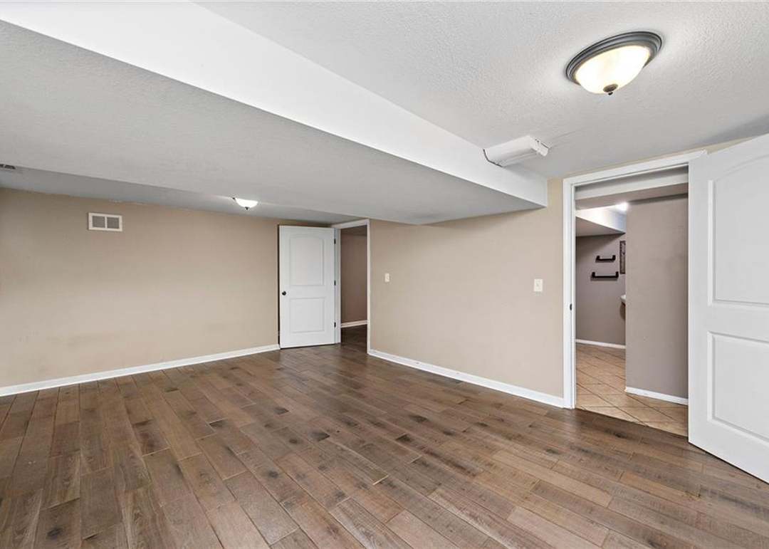802 NE 60th Terrace — photo 3