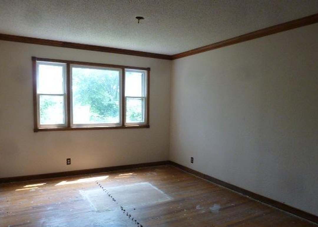 8034 S Benton Avenue — photo 6