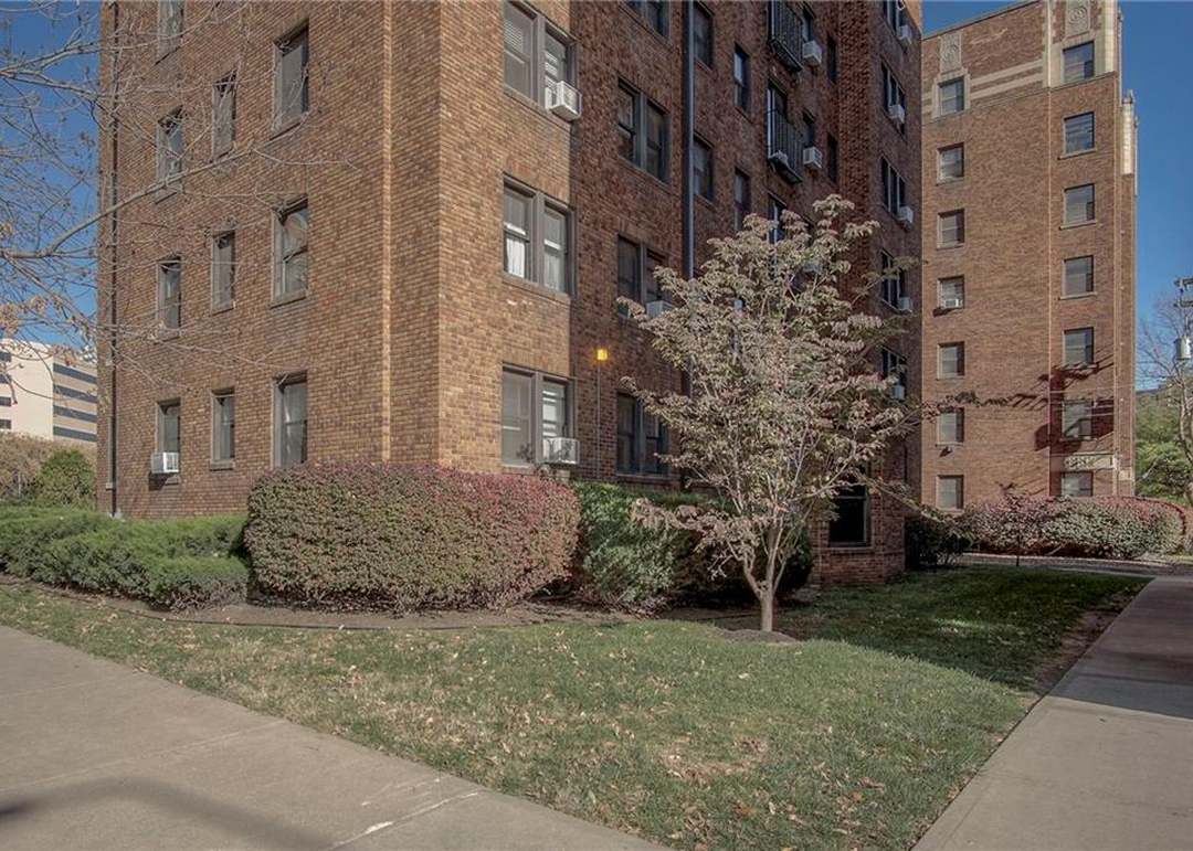 807 W 48th Street — photo 9