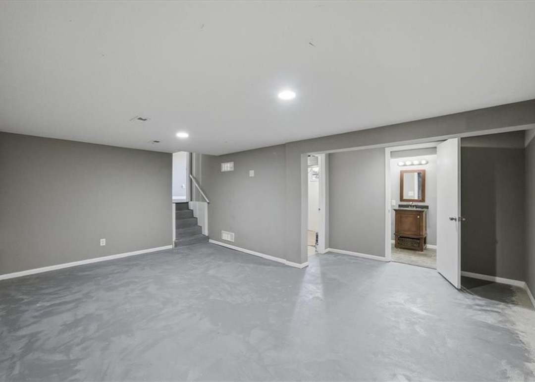 818 N 84 Drive — photo 20