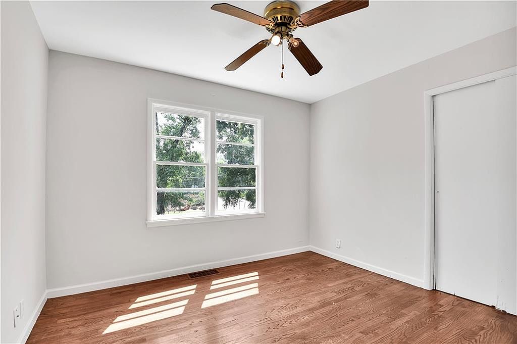 8319 W 77th Street — photo 10