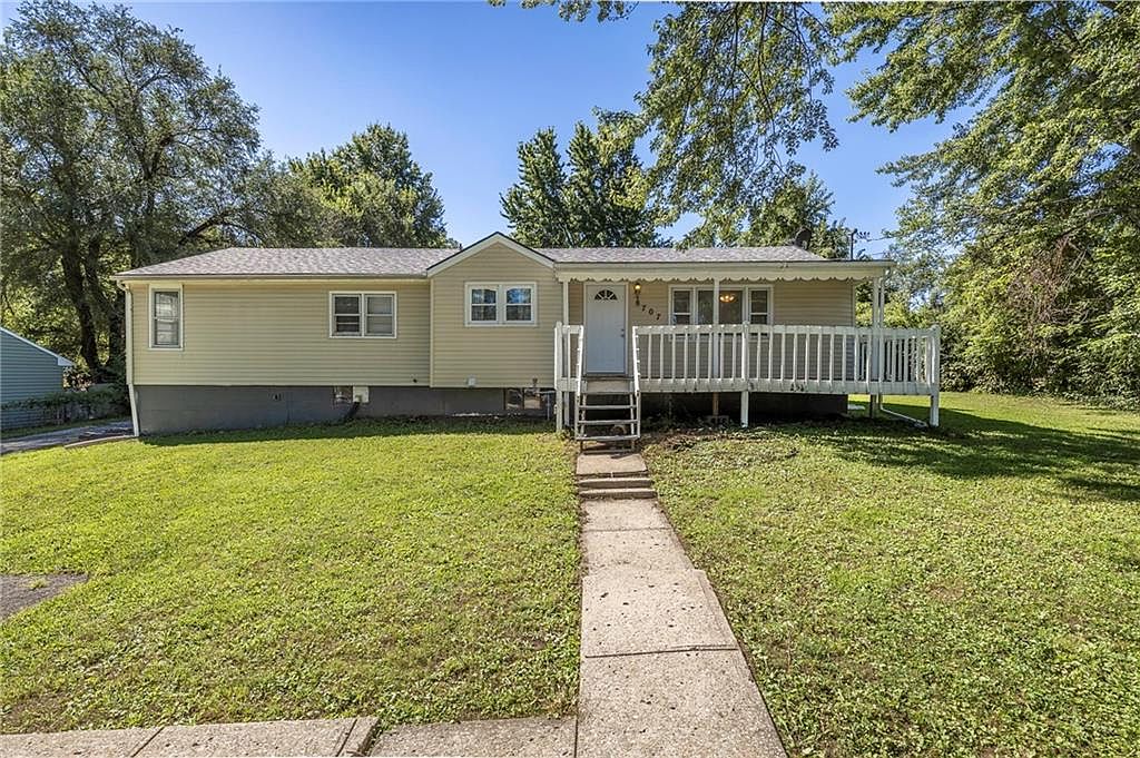 8707 Longview Road, Kansas City, MO