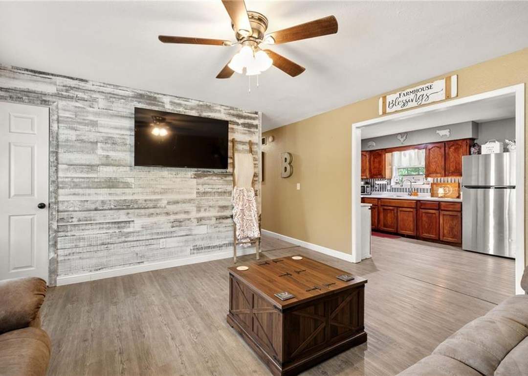 900 Oak Crest Drive — photo 2