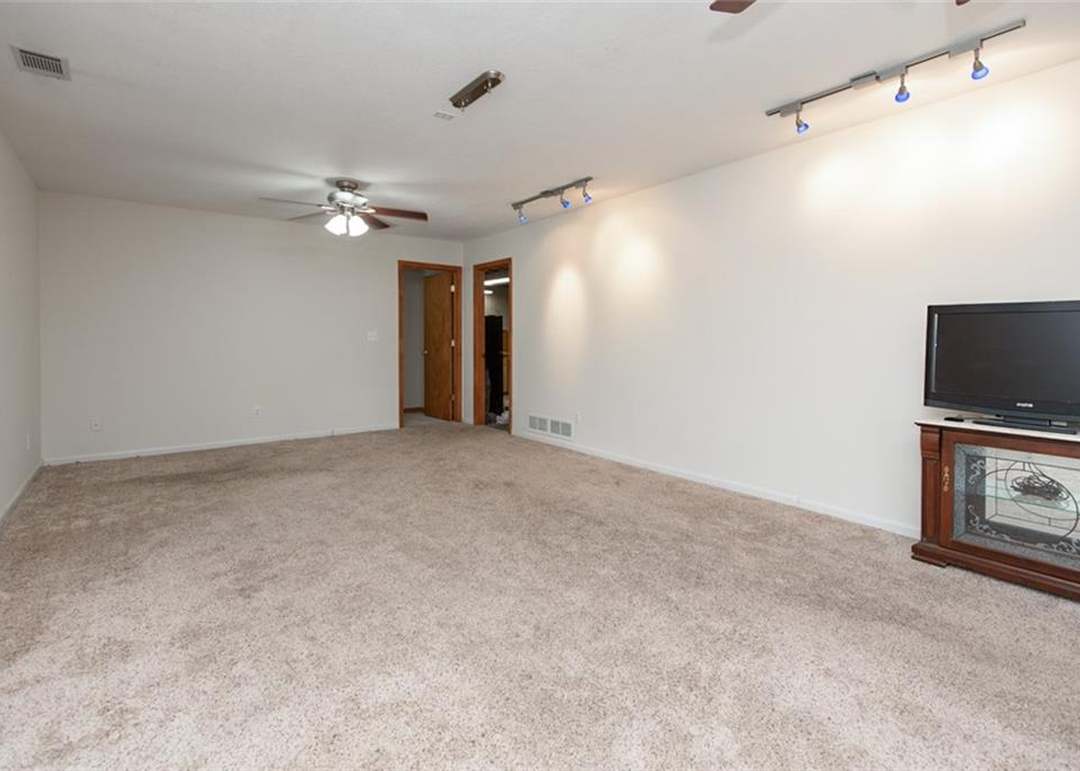 902 N Riverside Court — photo 21