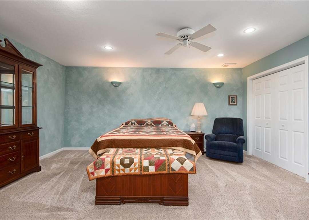 902 N Riverside Court — photo 22