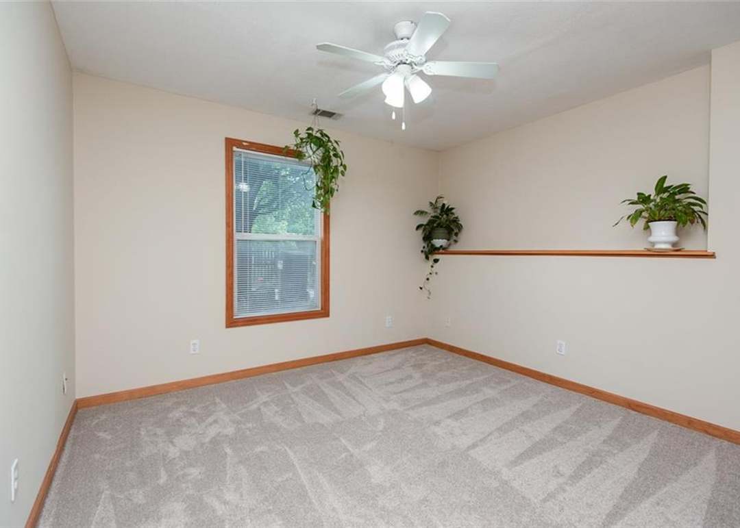 902 N Riverside Court — photo 23