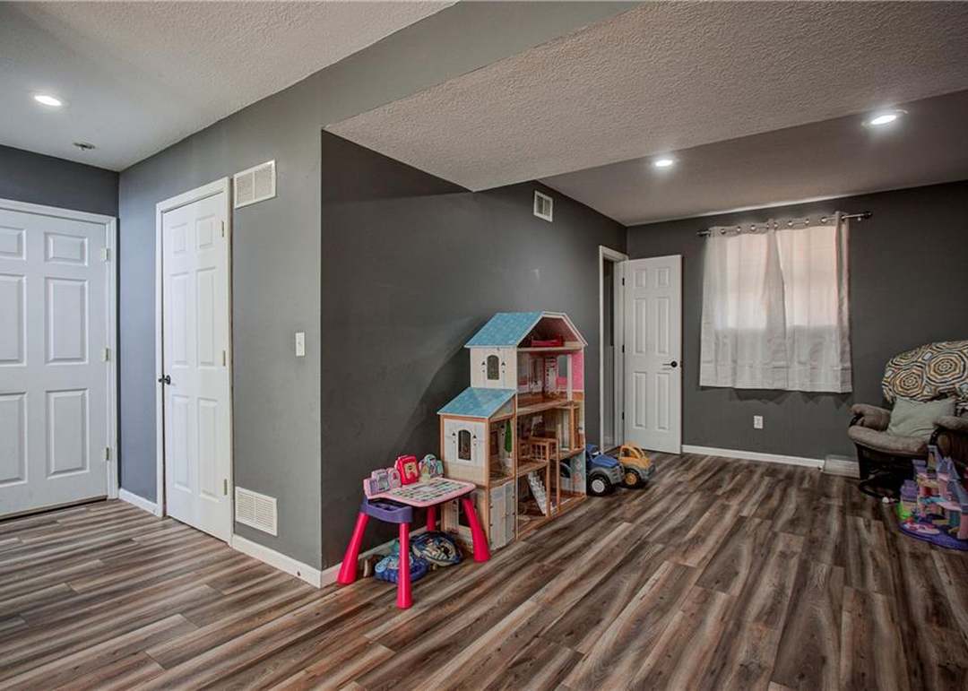 912 Glengera Street — photo 29
