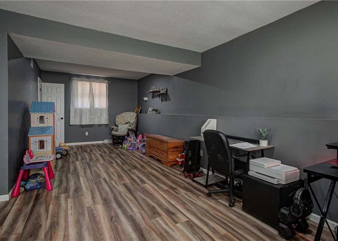 912 Glengera Street — photo 31