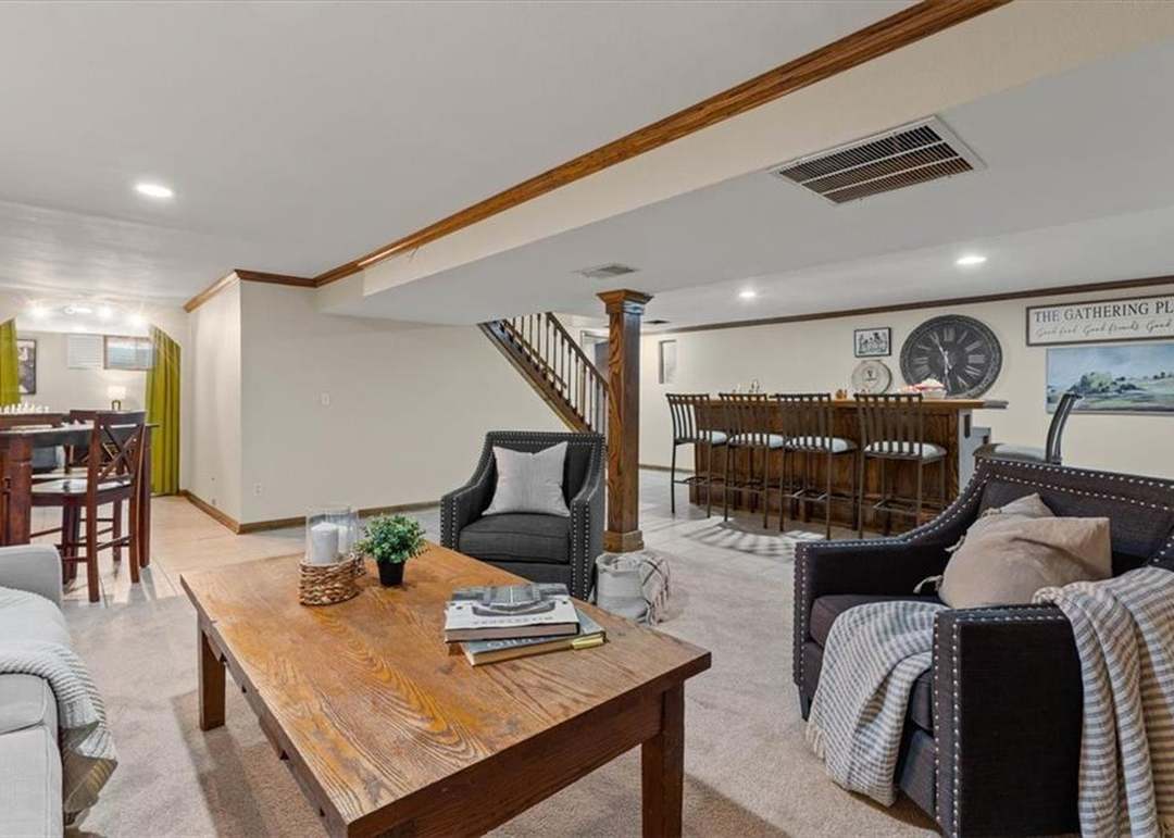 16906 Barry Lane — photo 3