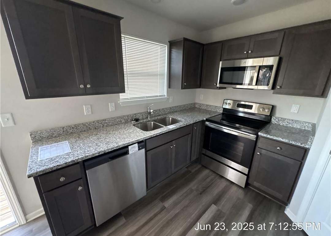 738 Connor Street — photo 4