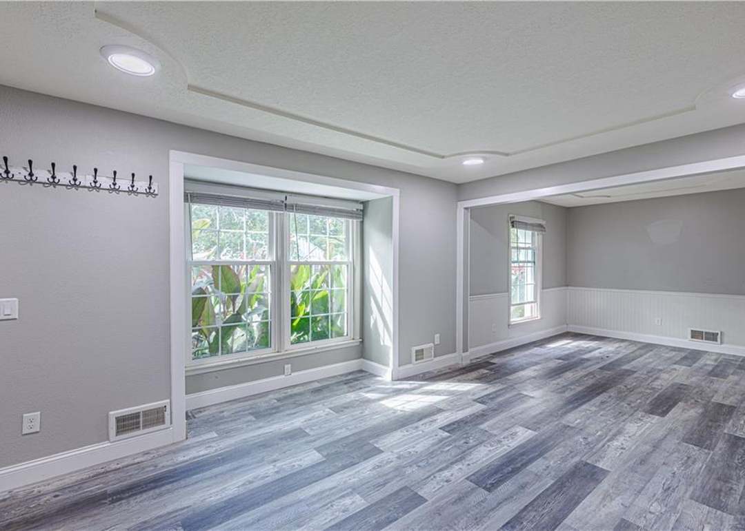 12943 Sycamore Avenue — photo 9