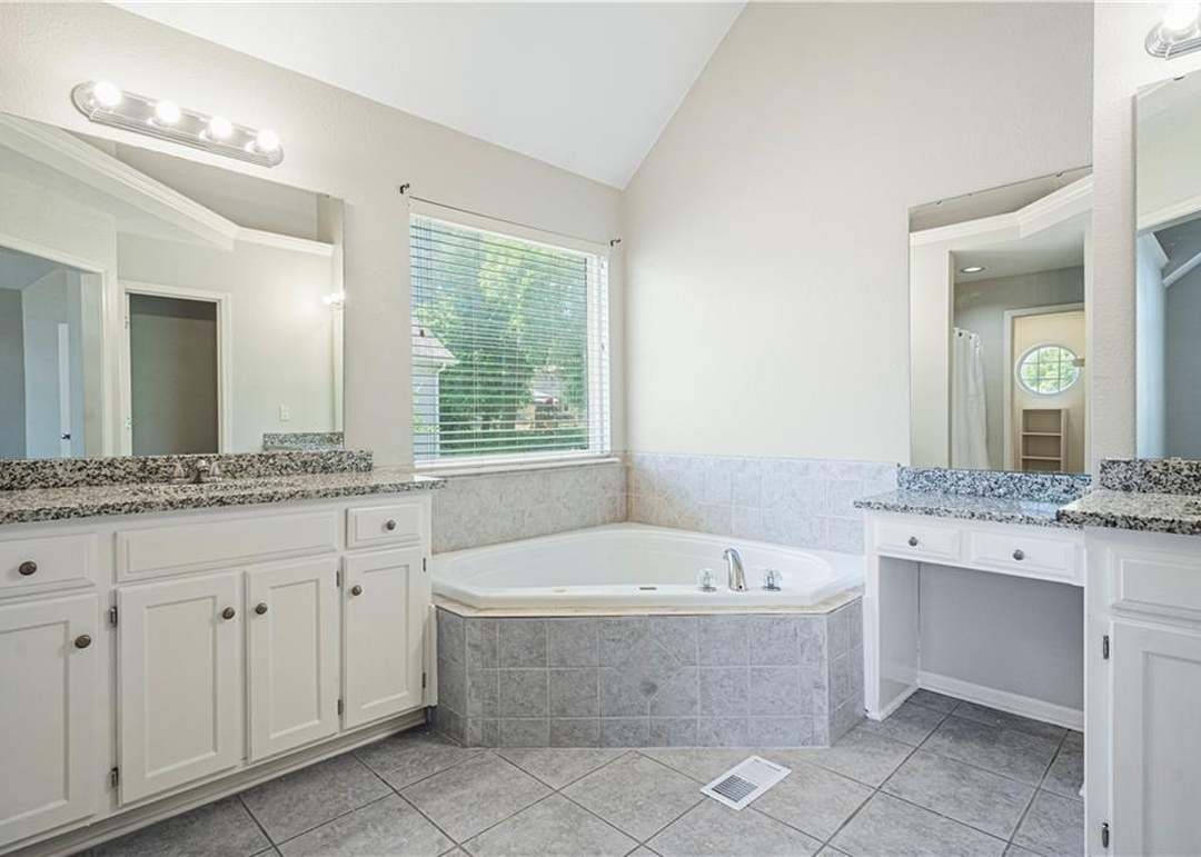 620 SE James Ct — photo 21