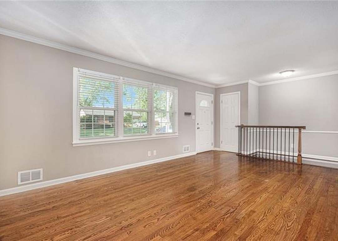 8409 W 69th Terrace — photo 9