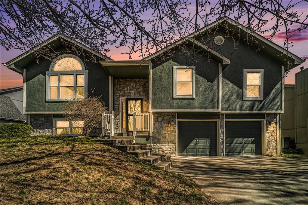 576 Hawthorne Drive — photo 1