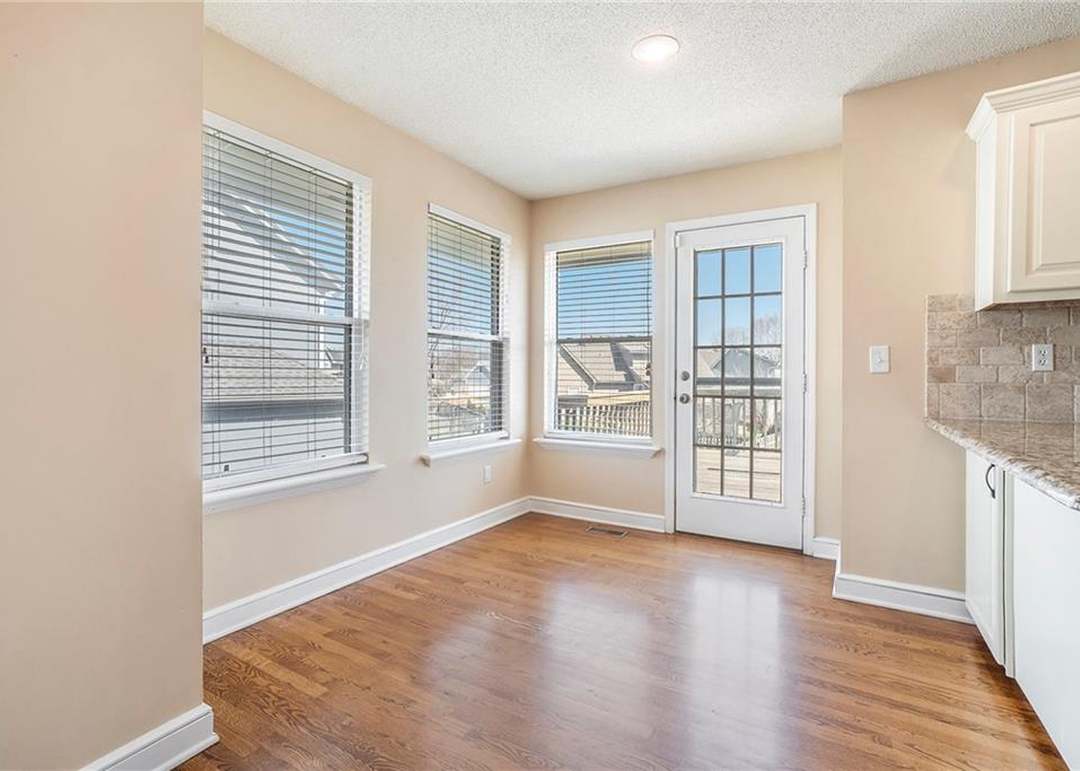 576 Hawthorne Drive — photo 2