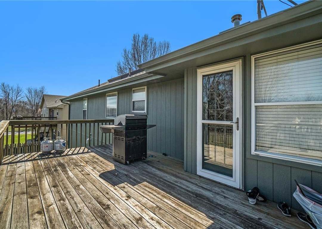 576 Hawthorne Drive — photo 3