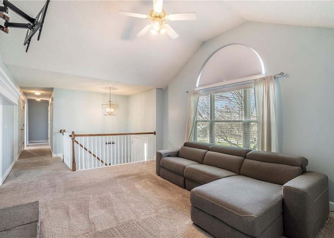 576 Hawthorne Drive — photo 11